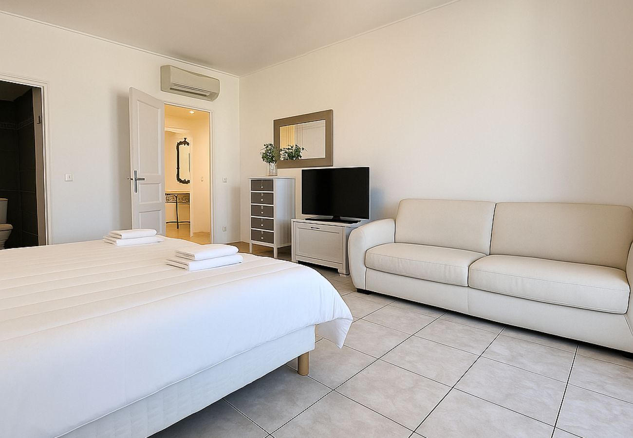 Apartment in Cannes - 2bed flat on the Croisette - 50m from the beach