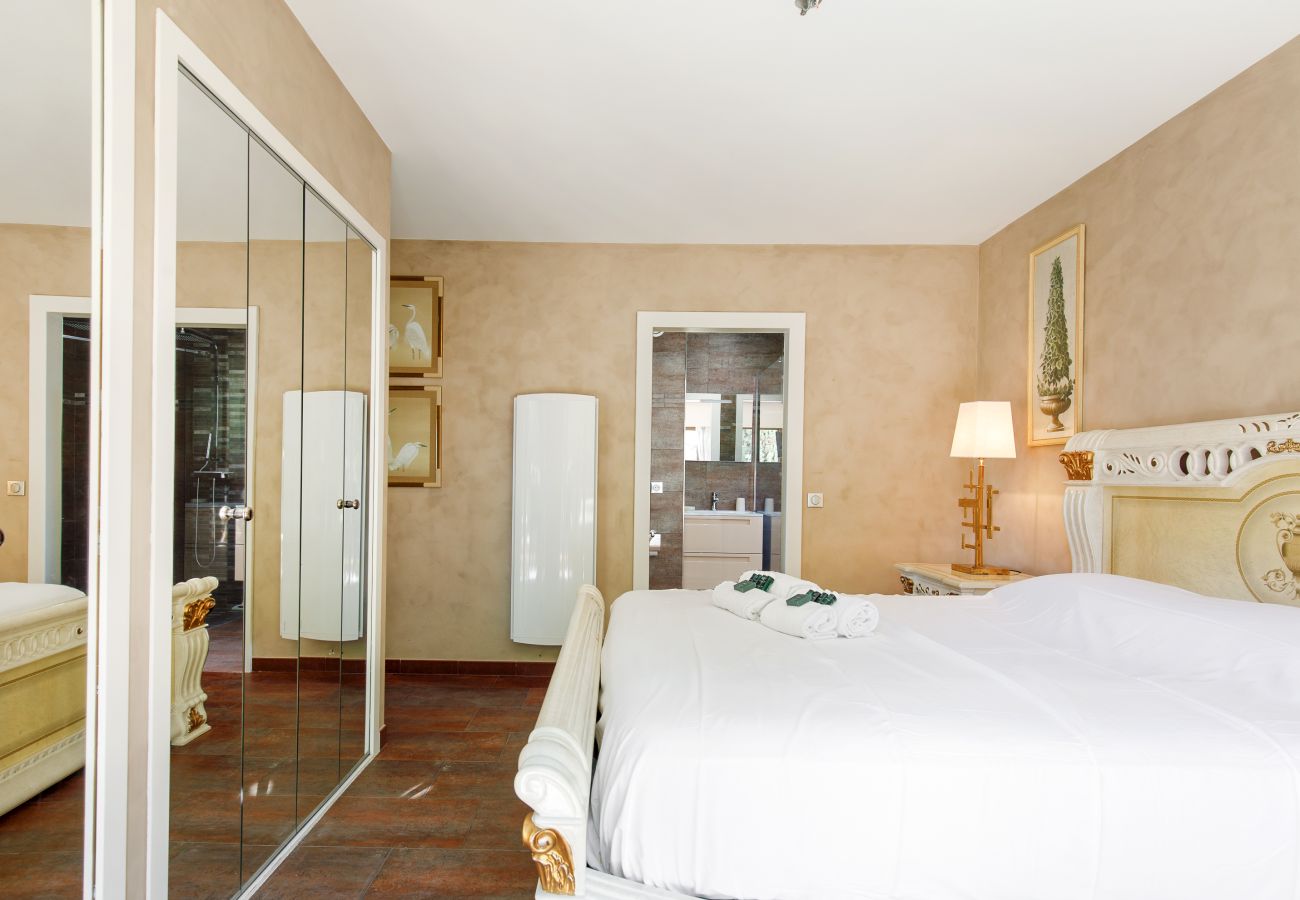 Apartment in Le Cannet - 5bed sea view large terrace with swimming pool 