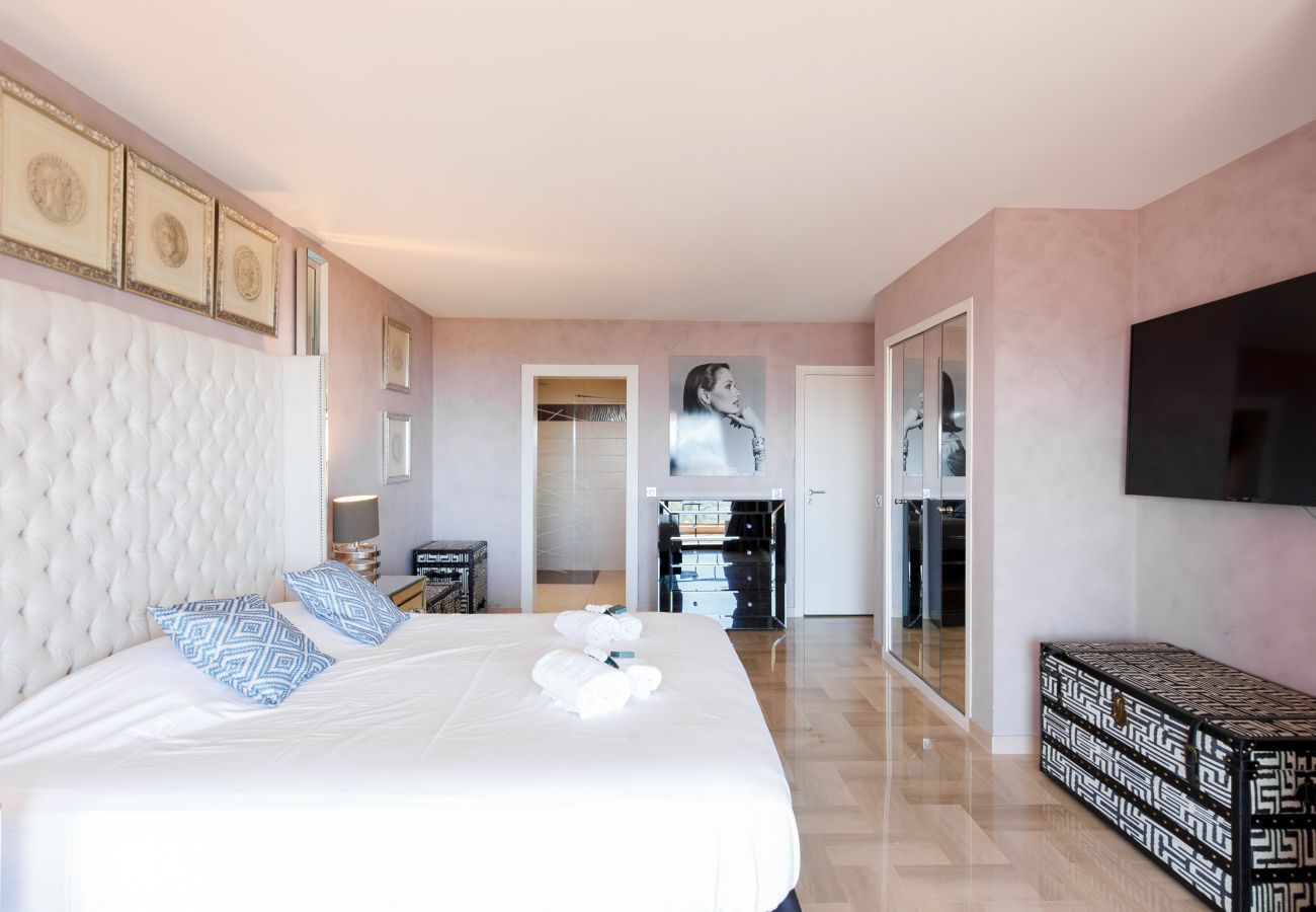 Apartment in Le Cannet - 5bed sea view large terrace with swimming pool 