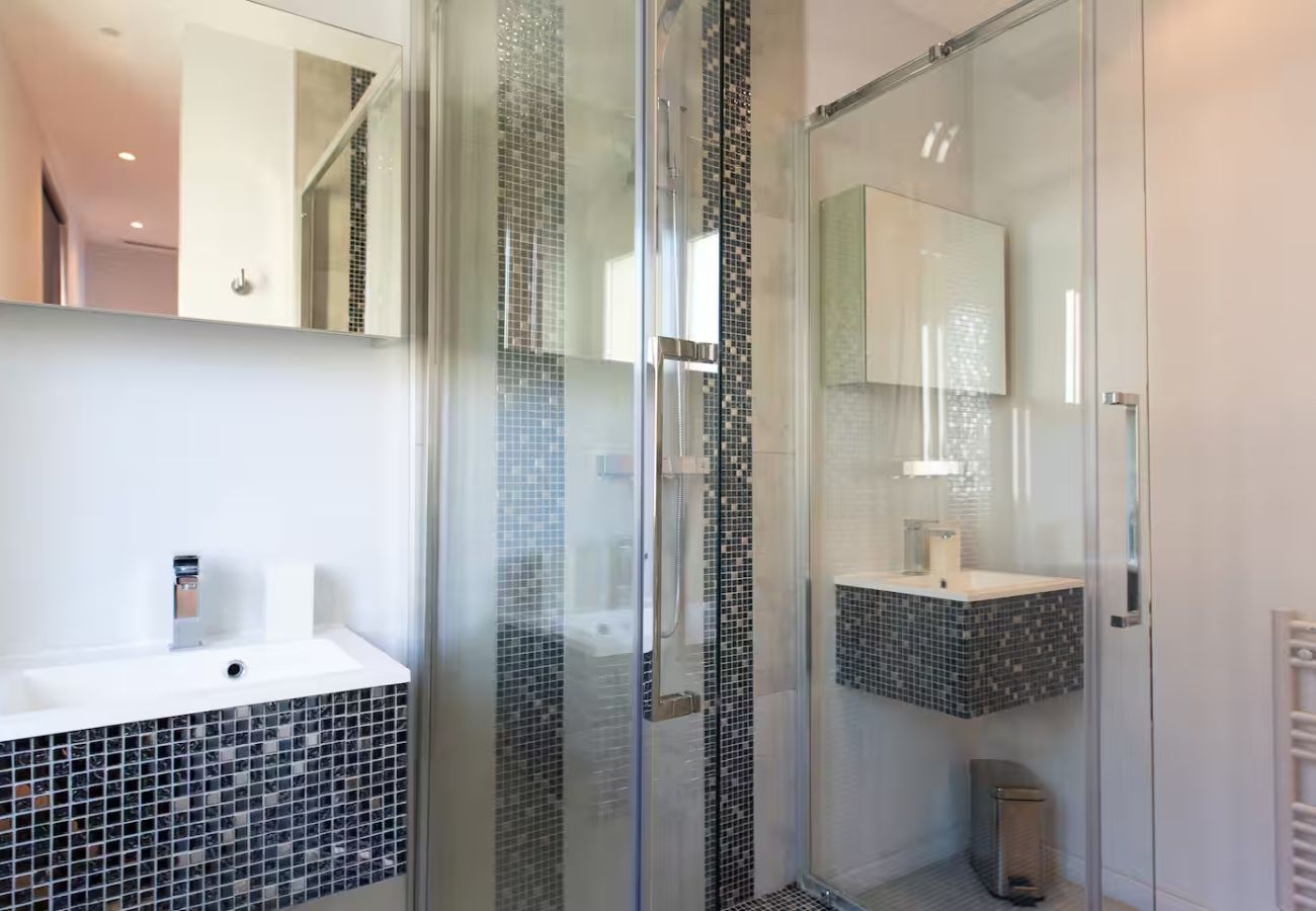 Apartment in Cannes - 3 bedroom flat with panoramic sea view - 500m Croisette