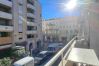 Apartment in Cannes - Air-conditioned 2-bedroom apartment on Rue d'Antibes with a terrace—300 meters from the beaches