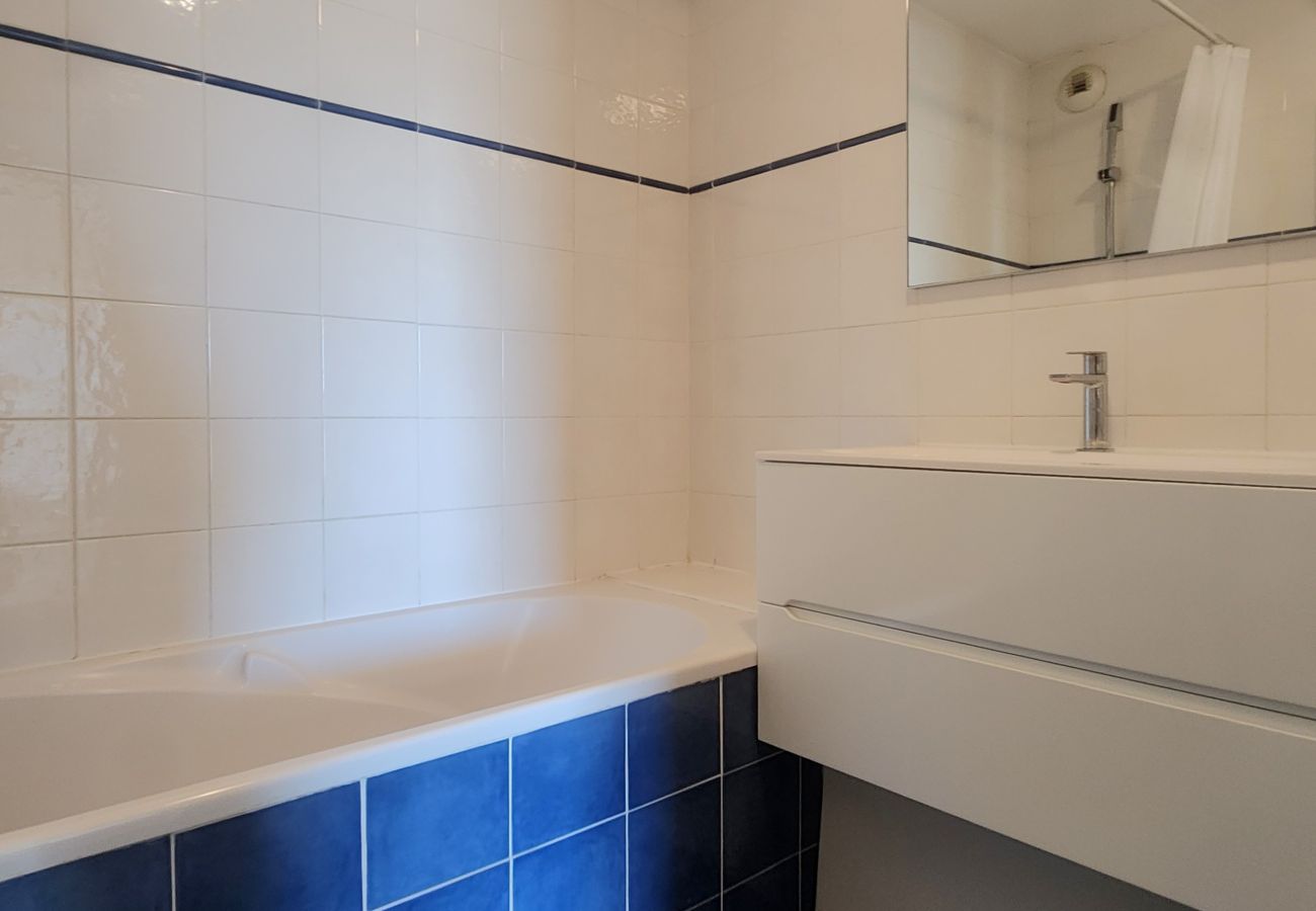 Apartment in Cannes - 2 bedrooms with private parking - 700 metres from the beaches