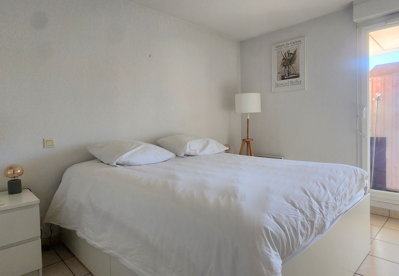 Apartment in Cannes - 2 bedrooms with private parking - 700 metres from the beaches