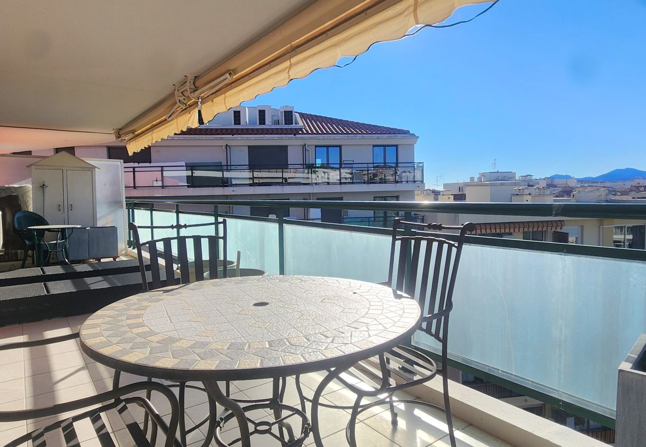 Apartment in Cannes - 2 bedrooms with private parking - 700 metres from the beaches