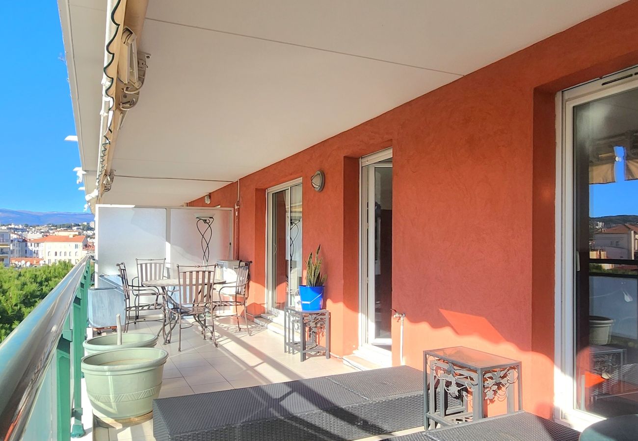 Apartment in Cannes - 2 bedrooms with private parking - 700 metres from the beaches