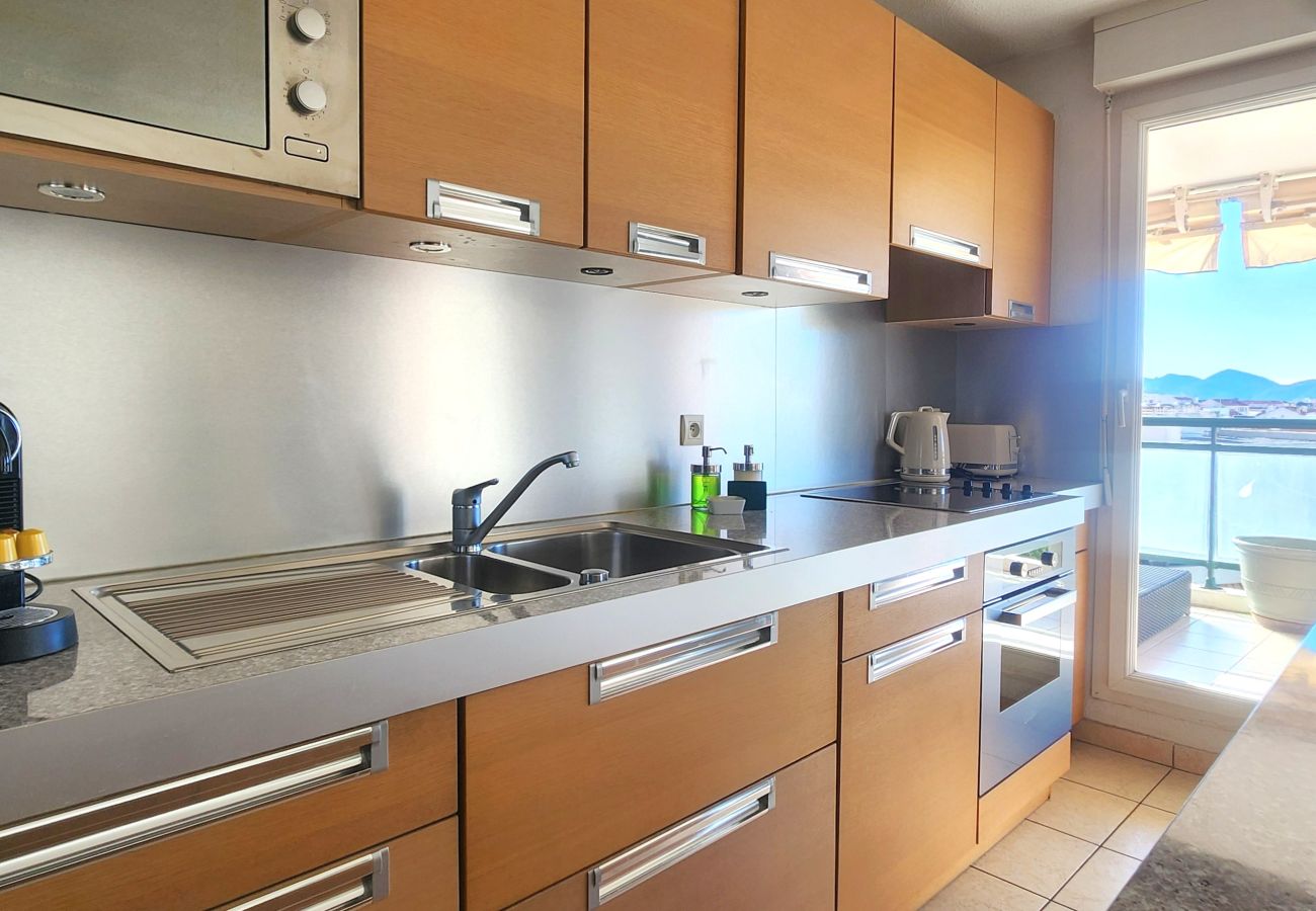 Apartment in Cannes - 2 bedrooms with private parking - 700 metres from the beaches