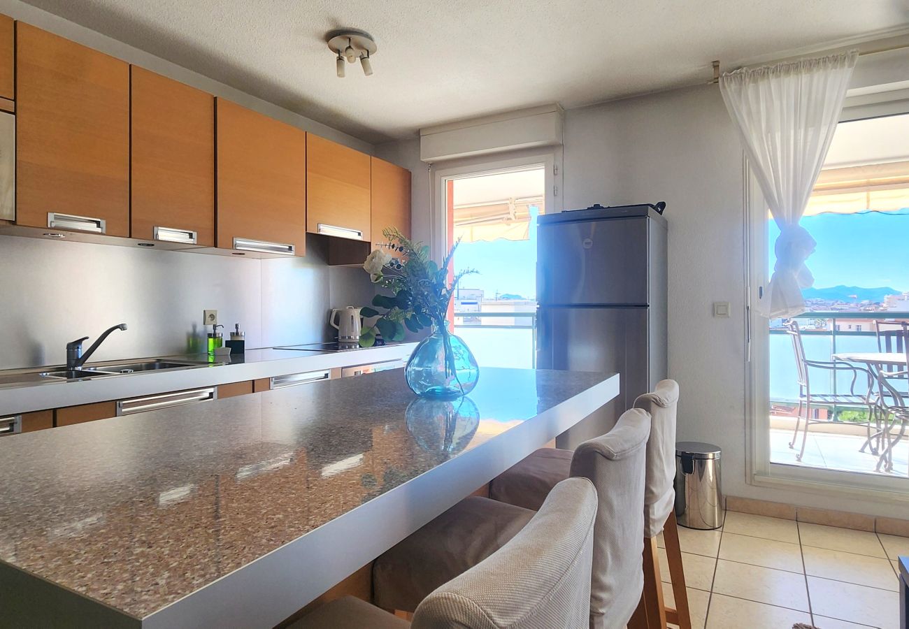 Apartment in Cannes - 2 bedrooms with private parking - 700 metres from the beaches
