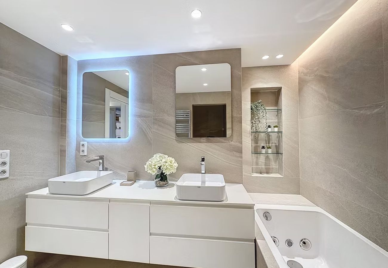 Apartment in Cannes - Luxurious 3-room apartment, 140 m² with 45 m² terrace and sea view - 100 m from La Croisette