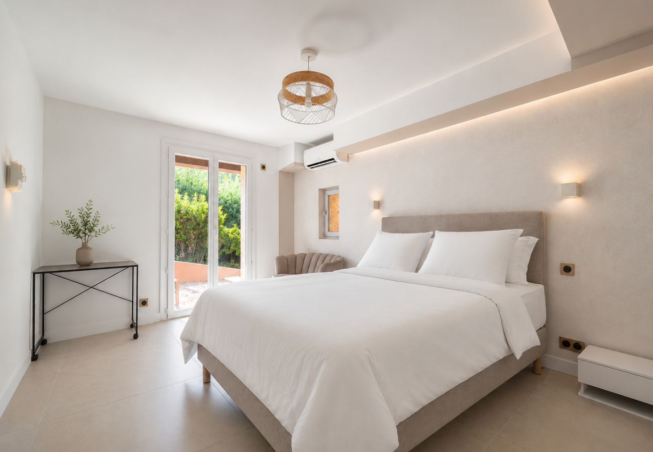 Villa in Mandelieu-la-Napoule - Luxurious 8-bedroom villa with air conditioning and a private pool in the hills