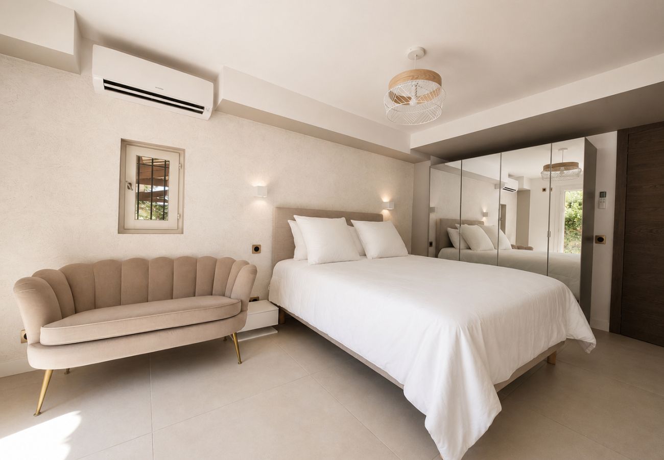 Villa in Mandelieu-la-Napoule - Luxurious 8-bedroom villa with air conditioning and a private pool in the hills