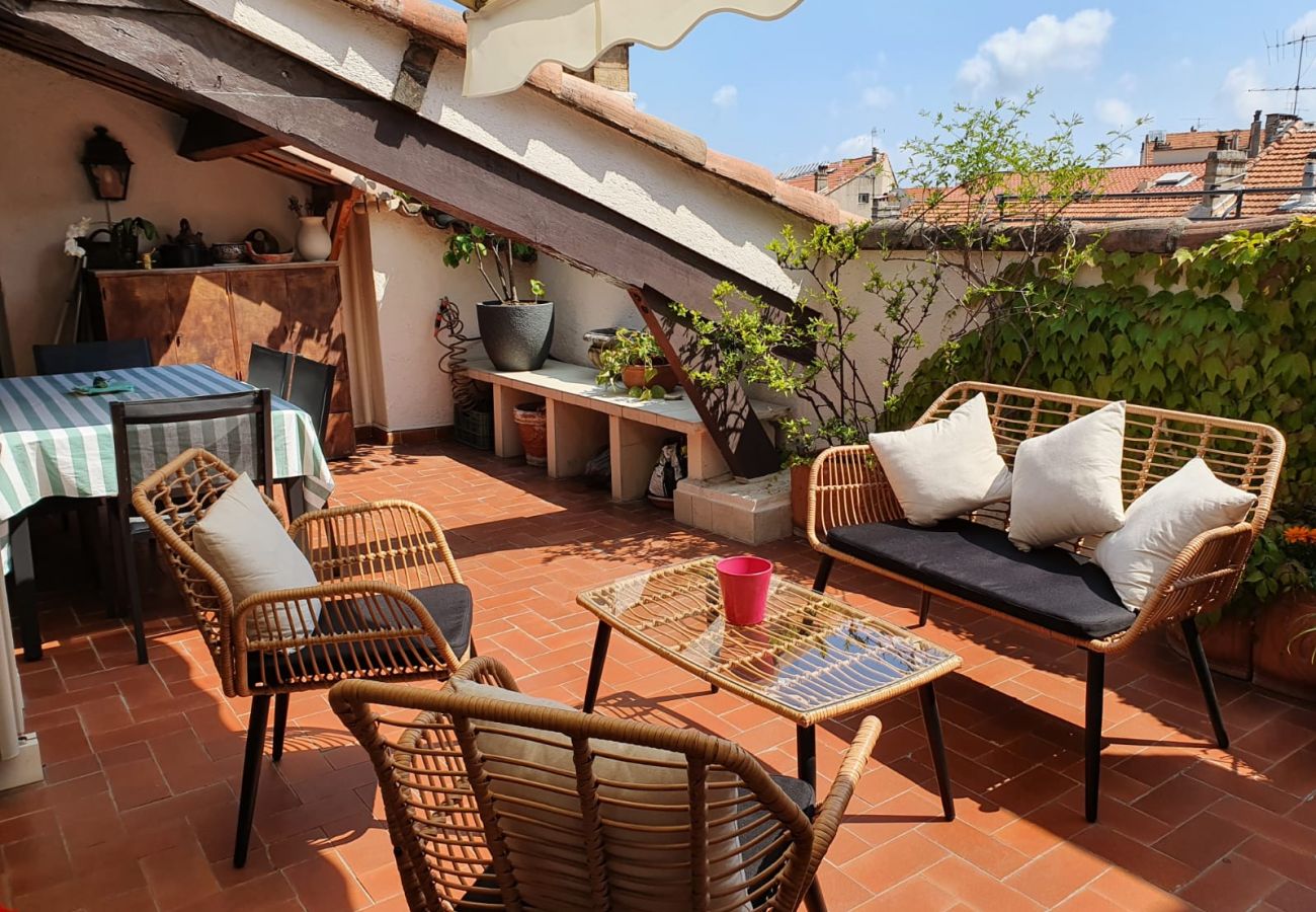 Appartement à Cannes - 2 chambres centre Cannes avec terrasse - 800m de la croisette