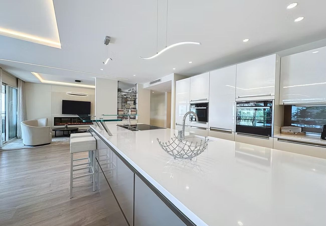 Appartement à Cannes - Luxueux 3p 140 m² avec terrasse 45m² vue mer - 100m de la croisette