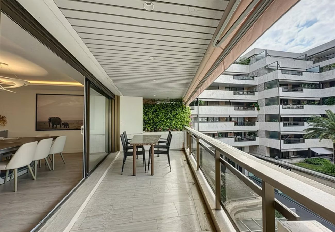 Appartement à Cannes - Luxueux 3p 140 m² avec terrasse 45m² vue mer - 100m de la croisette